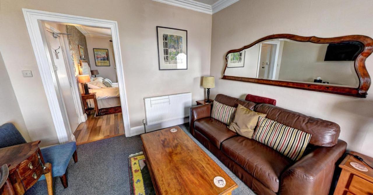 Ascot House Hotel Торки Екстериор снимка