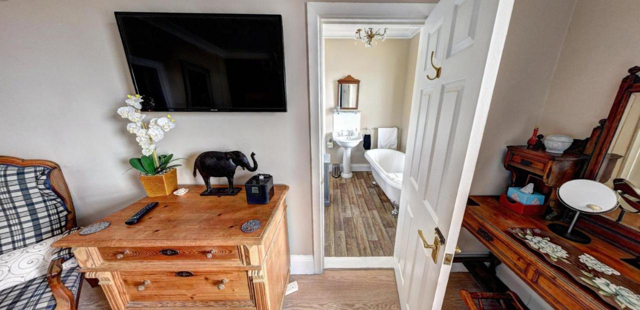 Ascot House Hotel Торки Екстериор снимка